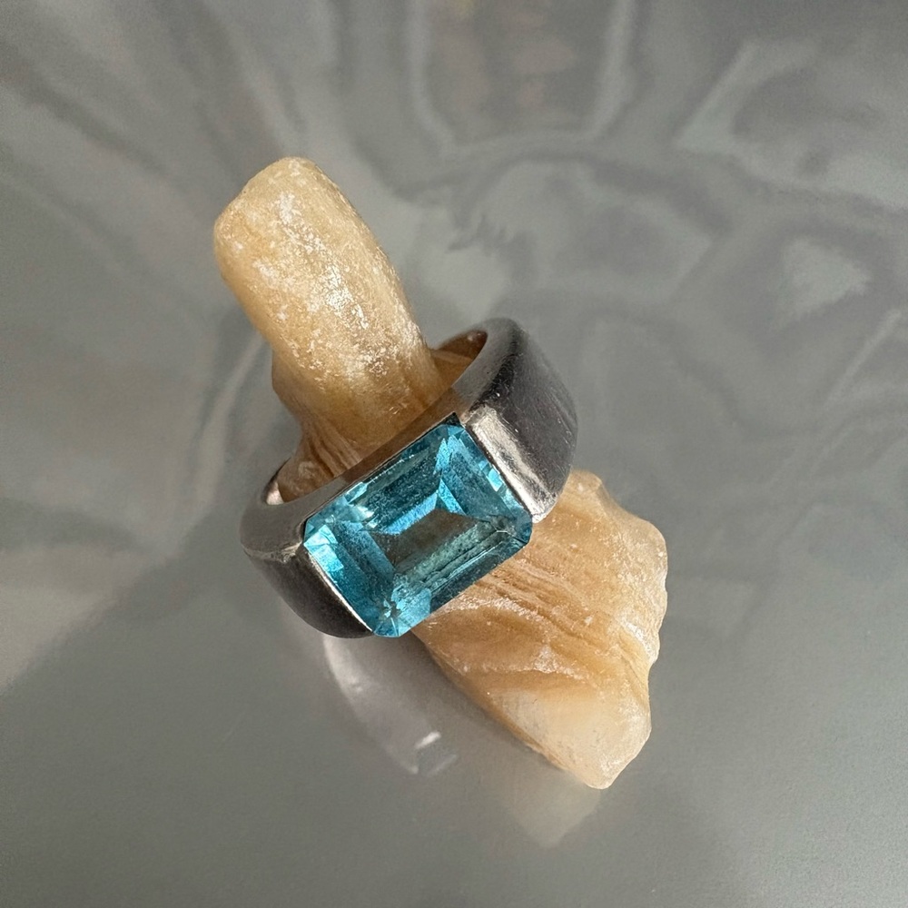 925 Sterling Silver Blue Topaz Ring - Picture 2 of 7